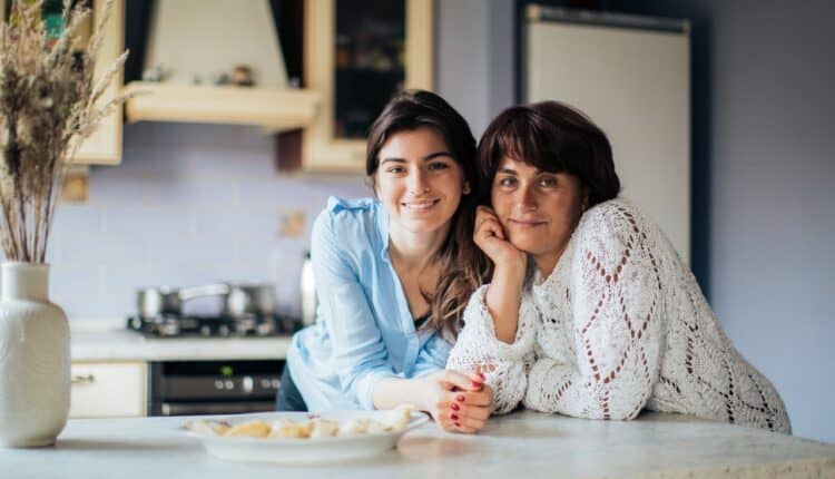 Mor og datter smiler i køkken