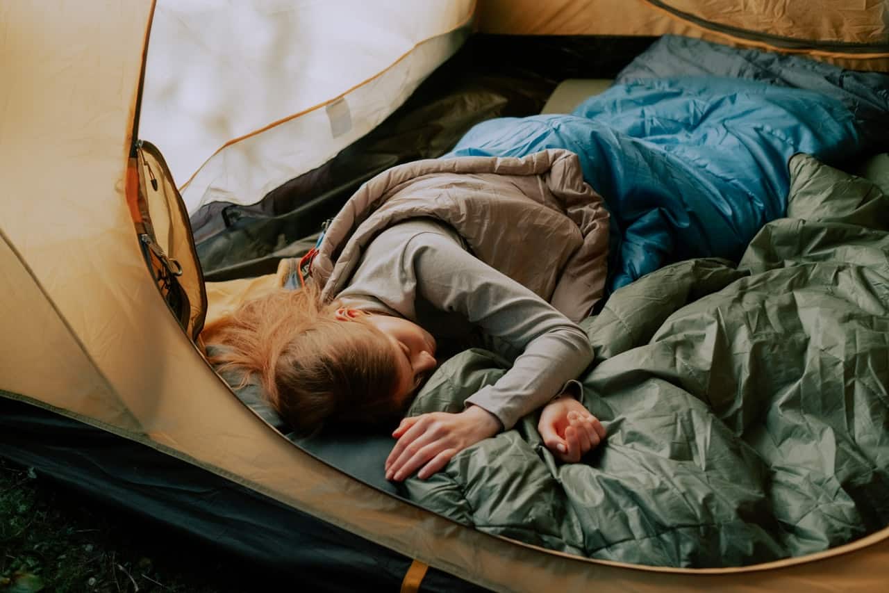 Kvinde sover i telt