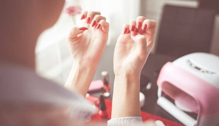 kvinde-hjemmelavet-manicure
